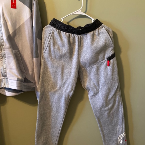 Bundle- Nike youth XL hoodies and sweat pants. - Picture 6 of 9